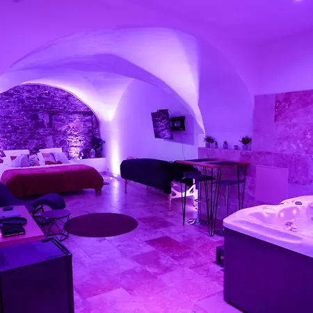 Les Nuits Envoûtées Love hôtel